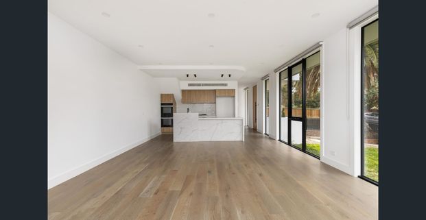 North facing elegance a stone's throw from Bay Street - Photo 1