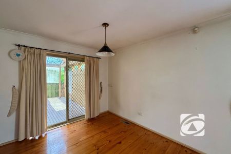 PERFECTLY LOCATED FAMILY HOME - Photo 5