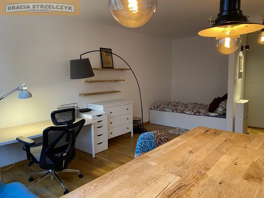 Umeblowana kawalerka przy ul. Trębackiej, tuż przy Krakowskim Przedmieściu - Photo 1