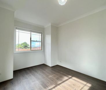Spacious Two Bedroom Apartment With Double Lock Up Garage - Photo 2