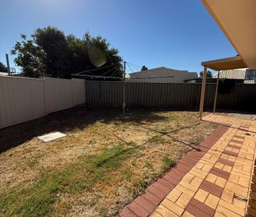 32B Abernethy Grove, Seville Grove WA 6112 - House For Rent | Domain - Photo 4