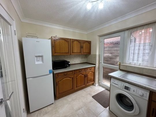 St. Peters Avenue, Abertawe, SA5 - Photo 1