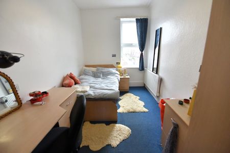 6 bedroom House in Brudenell Road, Leeds - Photo 4