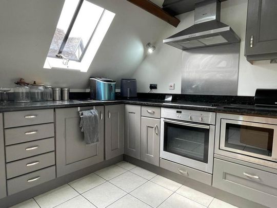 2 bedroom coach house to rent - Photo 1