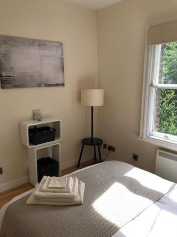 Lovely peaceful double bedroom in a Georgian Townhouse in the heart of Hampstead - Photo 4