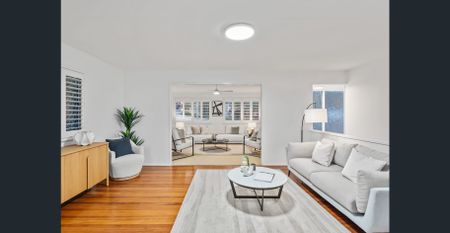 Versatile Spacious Home in Prime Location - Holland Park West - Photo 2