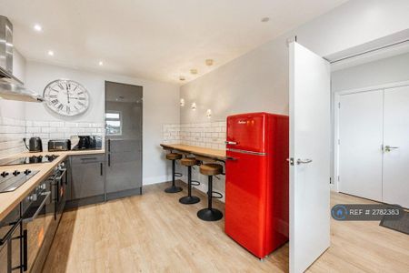 1 bedroom in a house share to rent - Photo 3