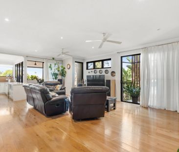 Luxurious Townhouse Living – Prime Sandgate Location - Photo 1