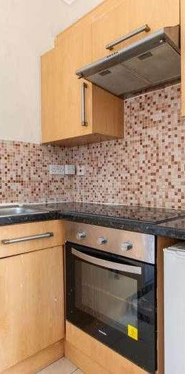 Yew Grove, Cricklewood, NW2 - Photo 1