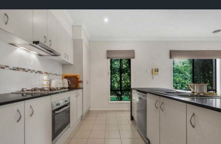 Spacious Family Home in Prime Pakenham Location - Photo 4