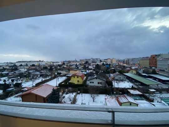 Nähe Krankenhaus Nord – Sonnige helle Hauptmietwohnung mit Weitblick und großzügigen Balkon - Photo 1