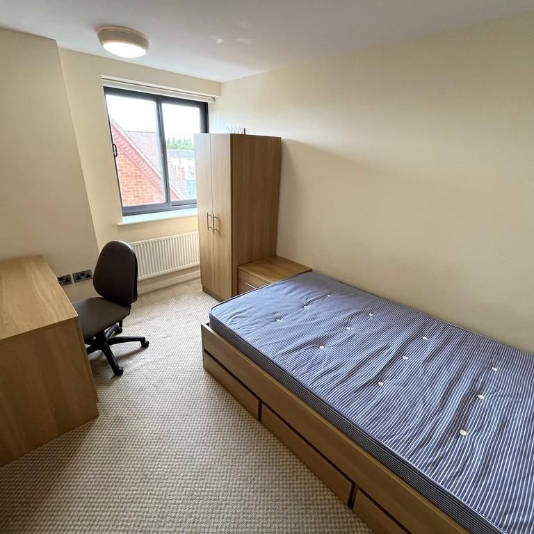 1 bedroom in a flat share to rent - Photo 1