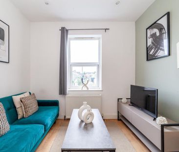 4 bedroom flat to rent - Photo 1