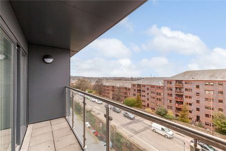 An immaculate part furnished three bed, fourth floor apartment with a lift located to the west of Edinburgh's city centre. - Photo 5