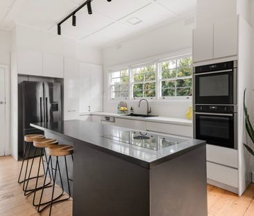 SENSATIONAL FAMILY HOME IN EAGLEMONT! - Photo 4