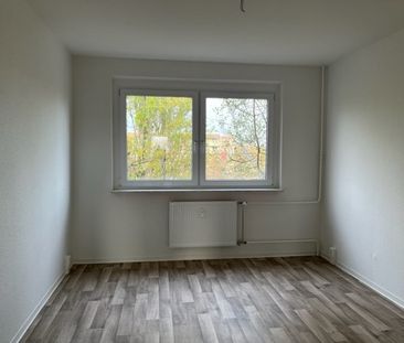 Sanierte 3 Raum-Wohnung mit Balkon und Badewanne - Photo 2