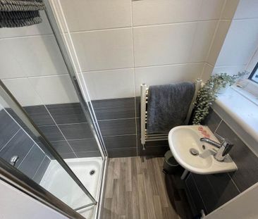 3 bedroom flat to rent - Photo 2