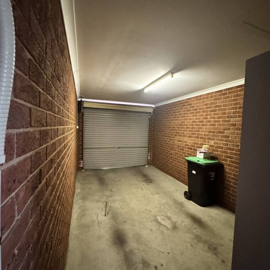Low maintenance close to town! - Photo 1