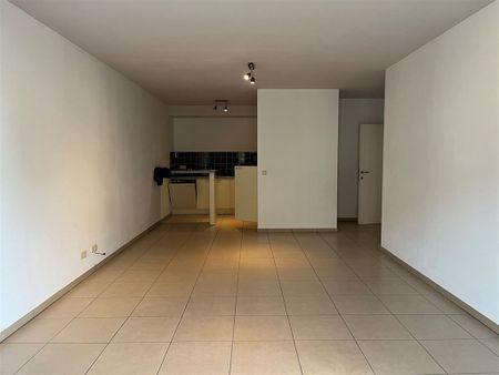 Hedendaags appartement met 2 slaapkamers, een terras en een parkeerplaats, gelegen in het centrum van Maaseik - Foto 3