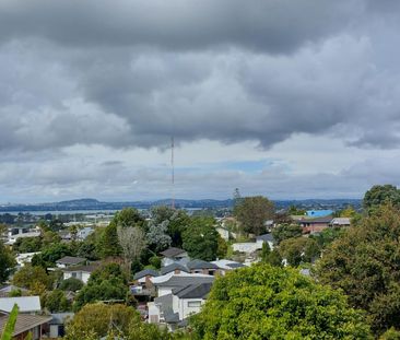 3 Bedroom House in Massey - Photo 3