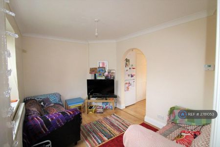 1 bedroom in a house share to rent - Photo 3
