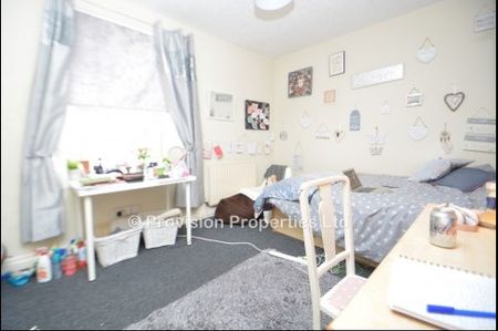 5 Bedroom House in Hyde Park Leeds - Photo 4