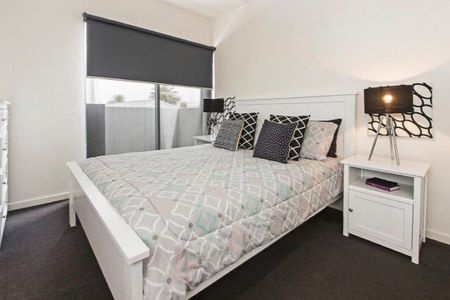 Spacious Apartment In The Heart Of Mordialloc - Photo 2