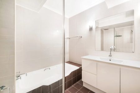 Stunning Apartment With Sweeping Views In Prime Cammeray Location - Photo 2