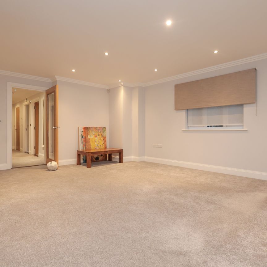 2 bed flat to rent in Peninsula Heights, 27 Bessborough Road, BH13 - Photo 1