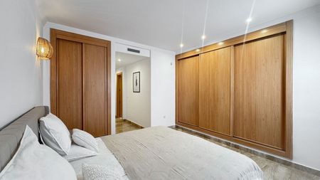 Middle Floor Apartment in Estepona - Photo 3