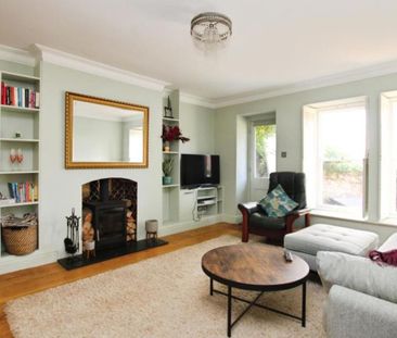 This lovely two bedroom flat offers a private South-West facing gar... - Photo 4