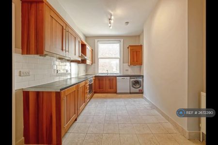 2 bedroom maisonette to rent - Photo 2