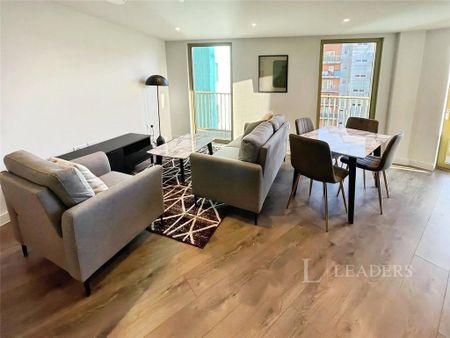 2 bedroom flat to rent - Photo 2