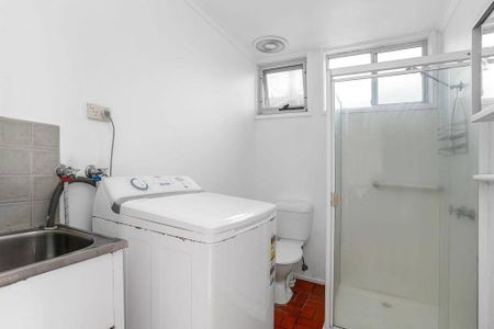 COASTAL COMFORT – SPACIOUS FURNISHED HOME - 3 BEDROOM DOWNSTAIRS RESIDENCE - Photo 2