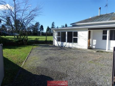 Fantastic Location - 4 Bedroom Family Home - Photo 3