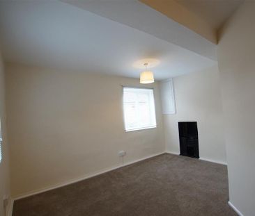 2 bedroom end of terrace house to rent - Photo 1