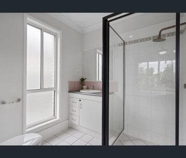 Spacious home with Swimming pool, large storage shed/ workshop, qui... - Photo 1