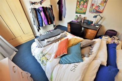 4 bedroom House in School View, Leeds - Photo 5