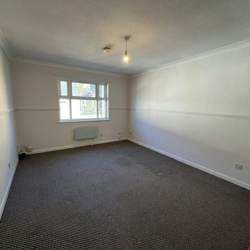 Flat to rent on - Photo 1
