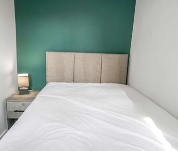 Beautifully Presented 6 bedroomed property Room 2 - Photo 6