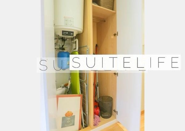 Monsieur Van Damme Lives Upstairs