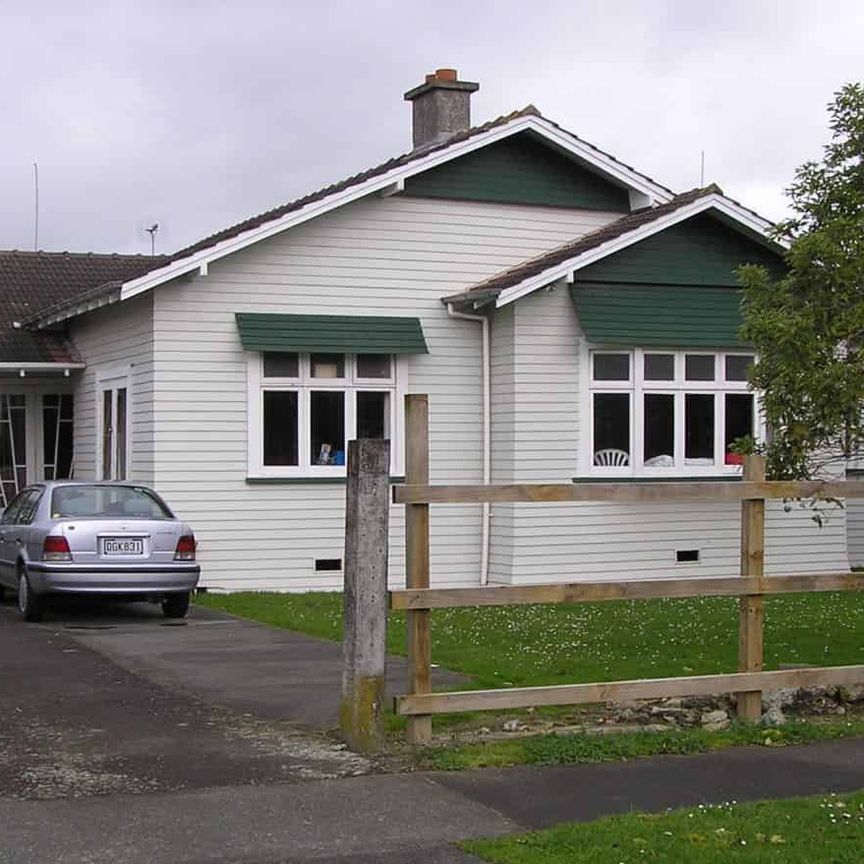 FIVE BEDROOMS - STUDENT RENTAL - Photo 2
