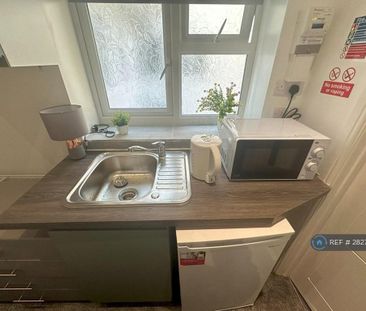 1 bedroom in a house share to rent - Photo 2