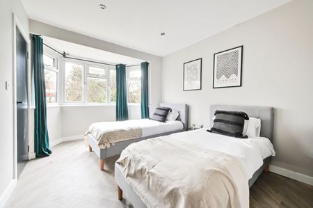 4 Bed Semi-Detached House, Rochester Way, SE3 - Photo 2