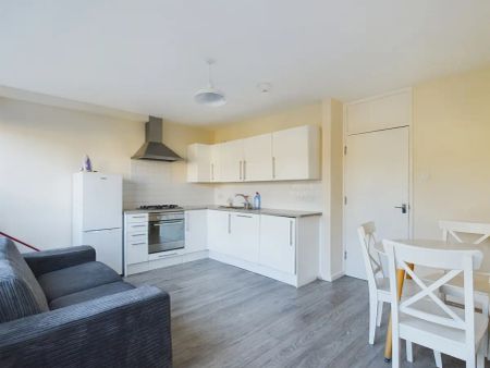 4 bedroom flat in London - Photo 4