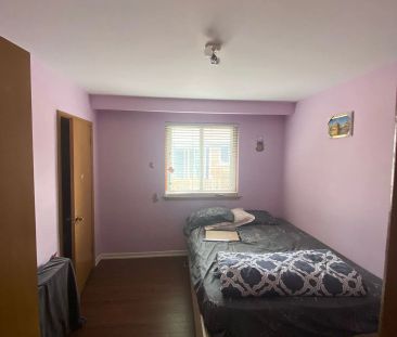 Detached Home For Lease | W9038936 - Photo 2