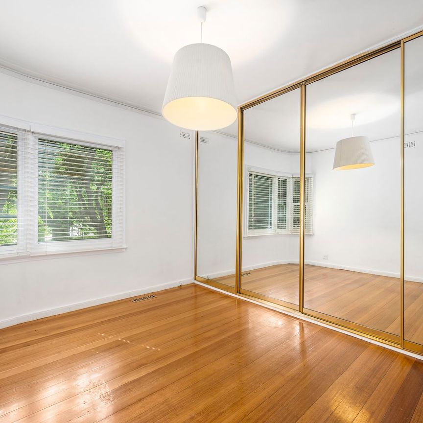 2/4 Clowes Street, South Yarra. - Photo 1