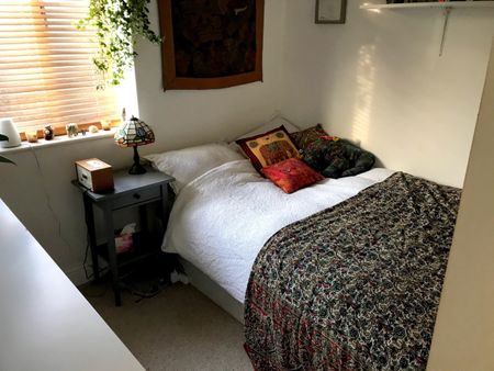 Studio Flat, John Williams Close, SE14 - Photo 2