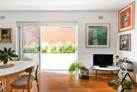 Oversized Coastal Retreat – Space, Style & Location - Photo 2