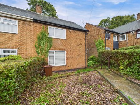 3 bedroom Semi-detached house to rent - Photo 2